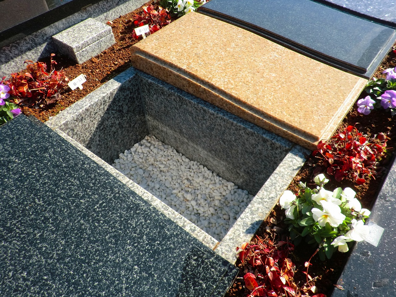 藤枝市葉梨の里霊園のガーデニング葬慈光苑のお墓内部